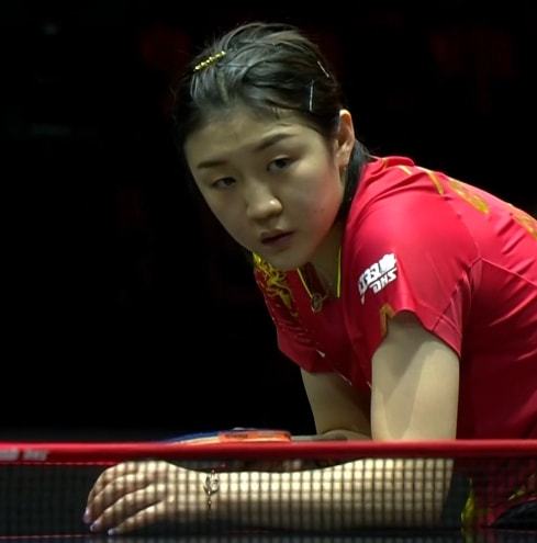 她认为能与 她认为能与